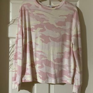 Women’s pink camo top. Size large